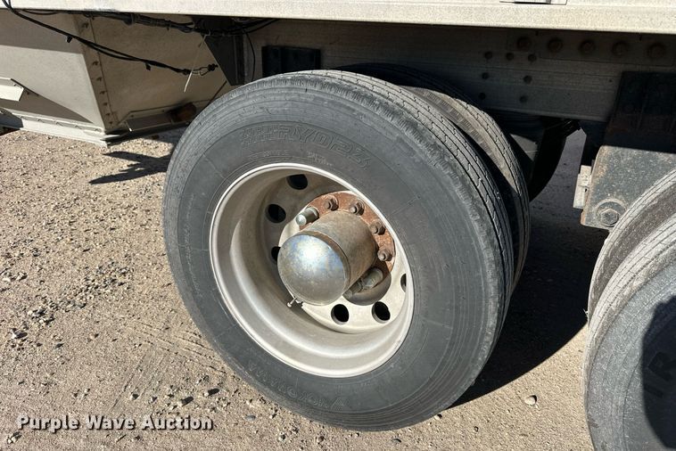 image for item NS9106 2002 Cornhusker 800  grain trailer