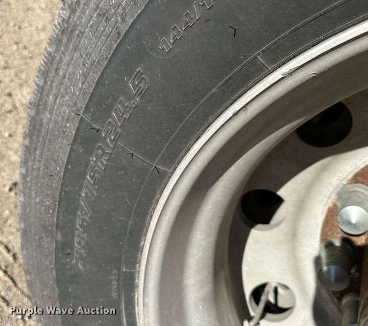 image for item NS9106 2002 Cornhusker 800  grain trailer