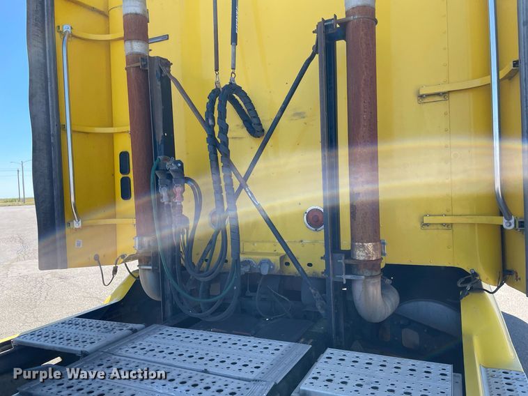 image for item NX9777 2004 Freightliner Century Class S/T  semi truck