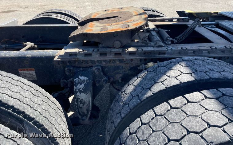 image for item NX9777 2004 Freightliner Century Class S/T  semi truck