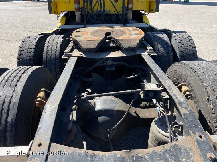 image for item NX9777 2004 Freightliner Century Class S/T  semi truck