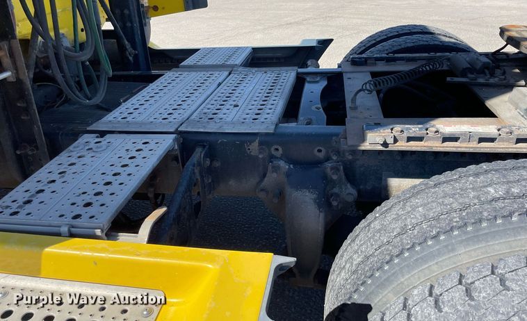 image for item NX9777 2004 Freightliner Century Class S/T  semi truck