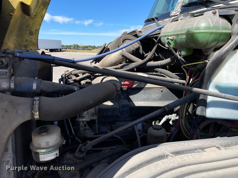 image for item NX9777 2004 Freightliner Century Class S/T  semi truck