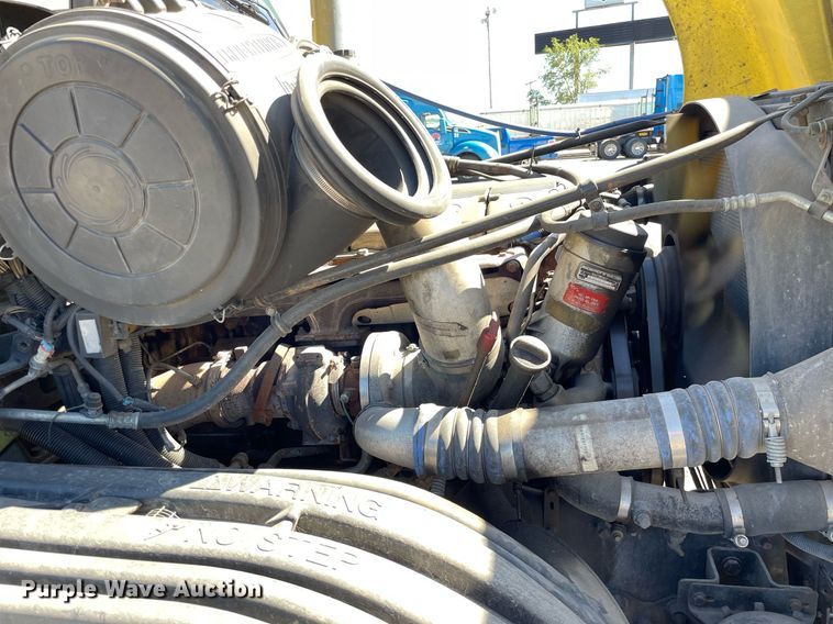 image for item NX9777 2004 Freightliner Century Class S/T  semi truck