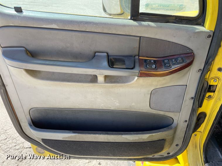 image for item NX9777 2004 Freightliner Century Class S/T  semi truck