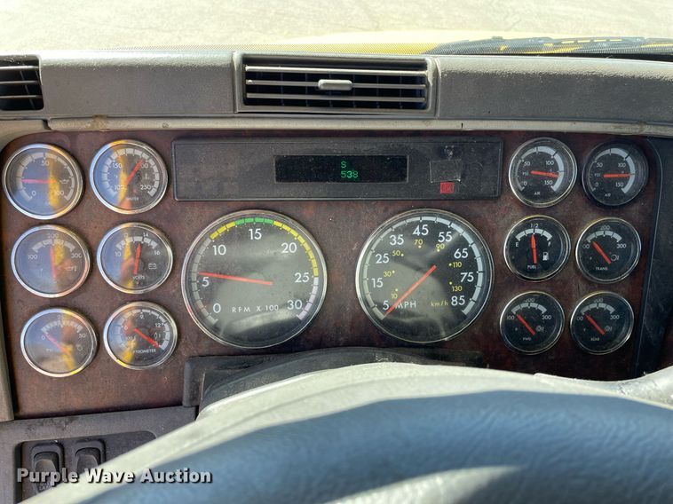 image for item NX9777 2004 Freightliner Century Class S/T  semi truck