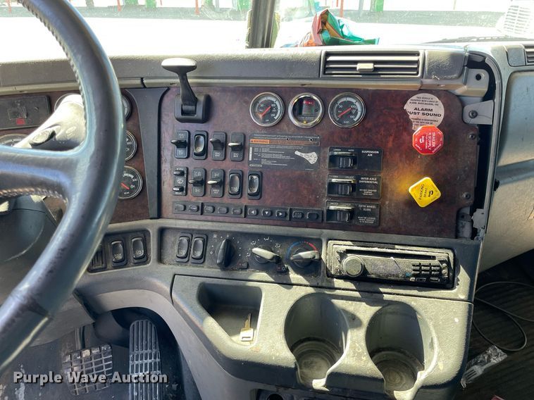 image for item NX9777 2004 Freightliner Century Class S/T  semi truck