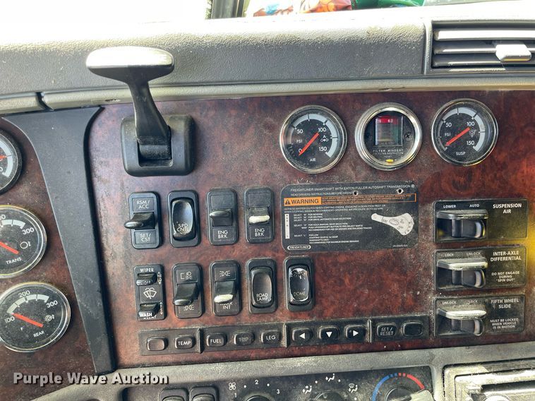 image for item NX9777 2004 Freightliner Century Class S/T  semi truck