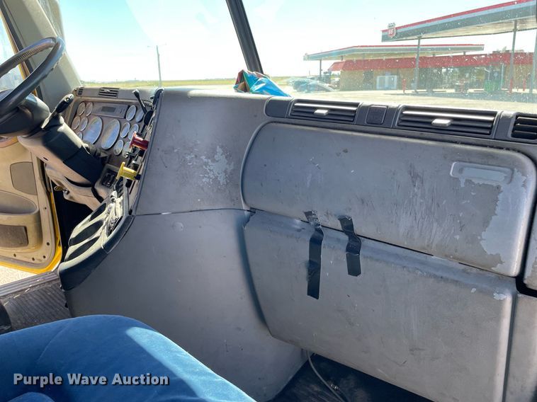 image for item NX9777 2004 Freightliner Century Class S/T  semi truck