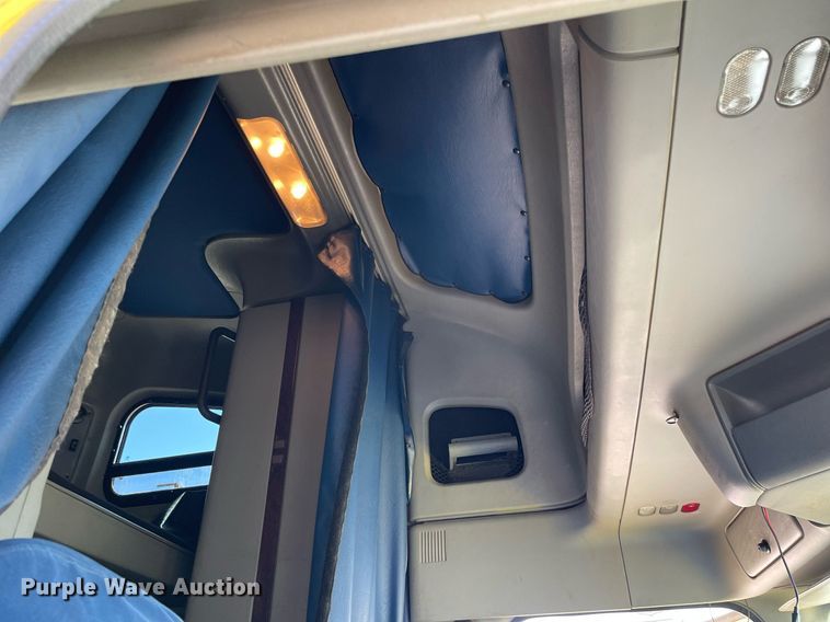 image for item NX9777 2004 Freightliner Century Class S/T  semi truck