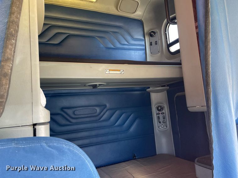 image for item NX9777 2004 Freightliner Century Class S/T  semi truck