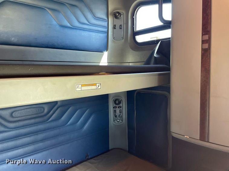 image for item NX9777 2004 Freightliner Century Class S/T  semi truck