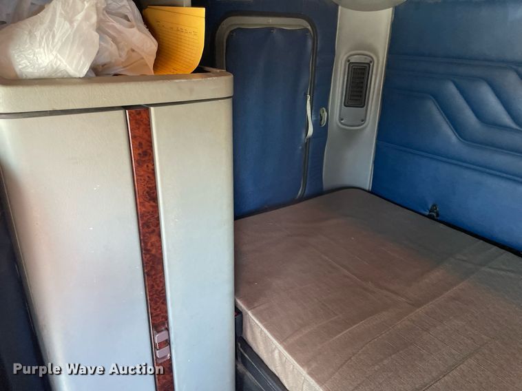 image for item NX9777 2004 Freightliner Century Class S/T  semi truck