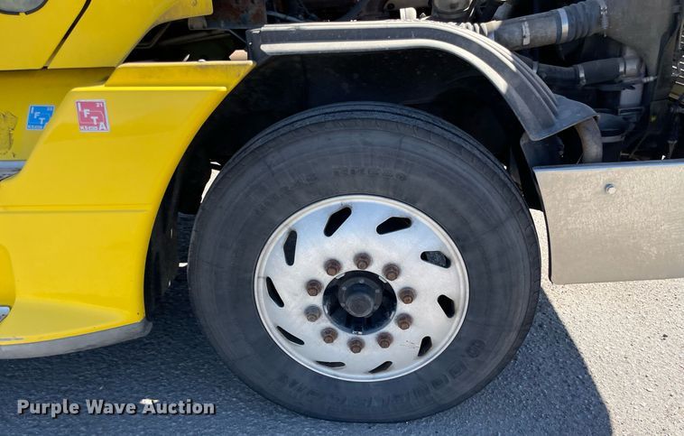 image for item NX9777 2004 Freightliner Century Class S/T  semi truck