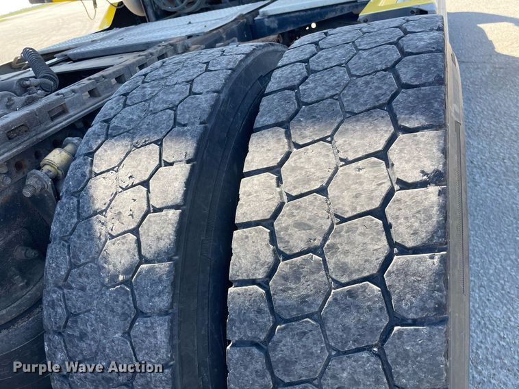 image for item NX9777 2004 Freightliner Century Class S/T  semi truck