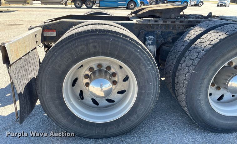 image for item NX9777 2004 Freightliner Century Class S/T  semi truck