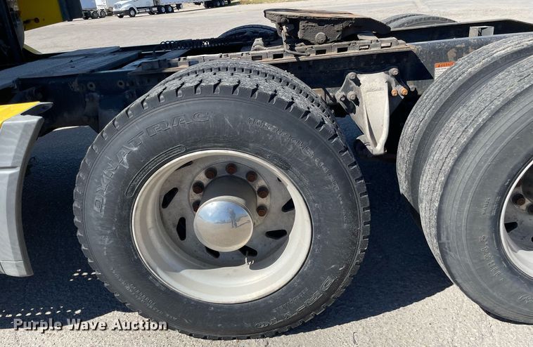 image for item NX9777 2004 Freightliner Century Class S/T  semi truck