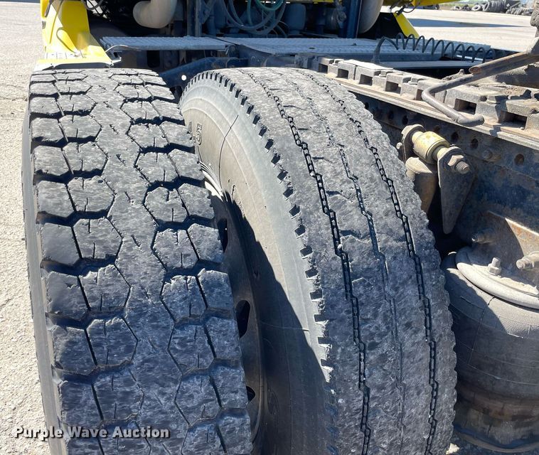 image for item NX9777 2004 Freightliner Century Class S/T  semi truck