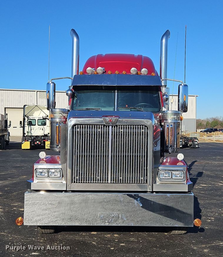 image for item NZ9112 2020 Western Star 4900EX  semi truck