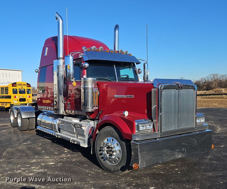 image for item NZ9112 2020 Western Star 4900EX  semi truck