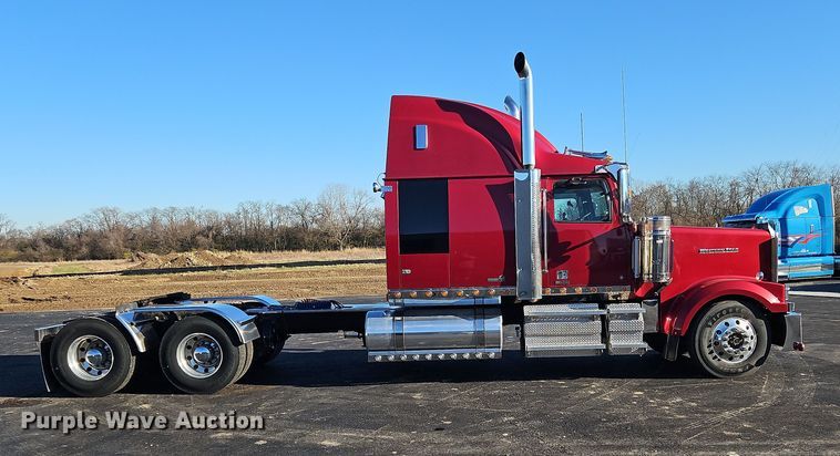 image for item NZ9112 2020 Western Star 4900EX  semi truck