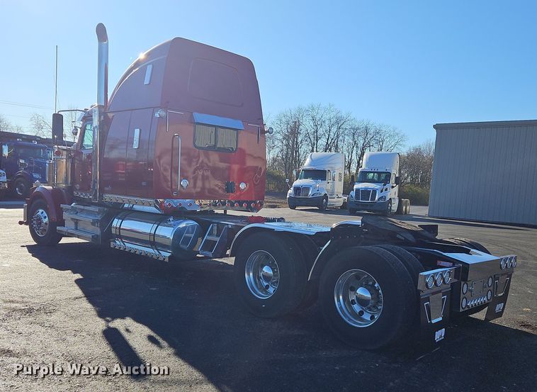 image for item NZ9112 2020 Western Star 4900EX  semi truck