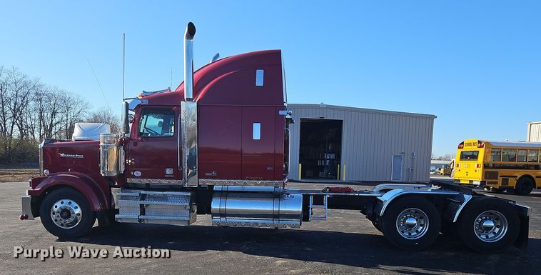 image for item NZ9112 2020 Western Star 4900EX  semi truck