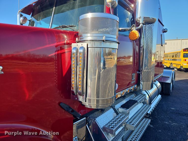 image for item NZ9112 2020 Western Star 4900EX  semi truck