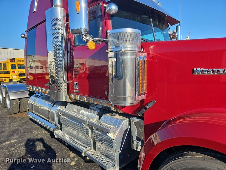 image for item NZ9112 2020 Western Star 4900EX  semi truck