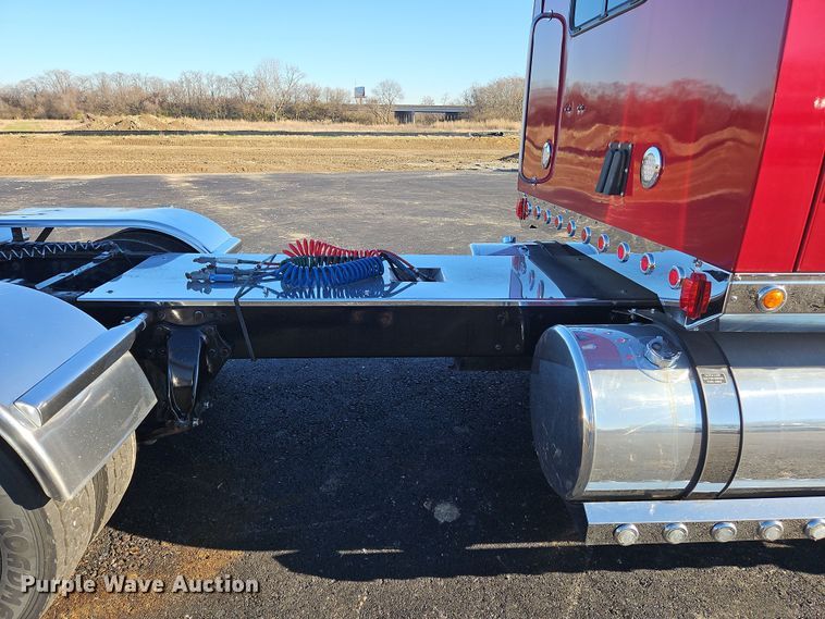 image for item NZ9112 2020 Western Star 4900EX  semi truck