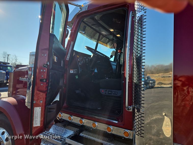 image for item NZ9112 2020 Western Star 4900EX  semi truck