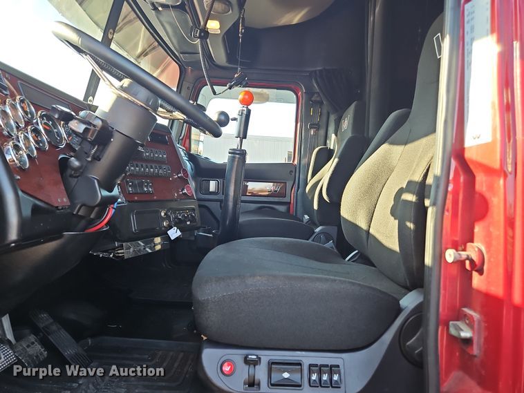 image for item NZ9112 2020 Western Star 4900EX  semi truck