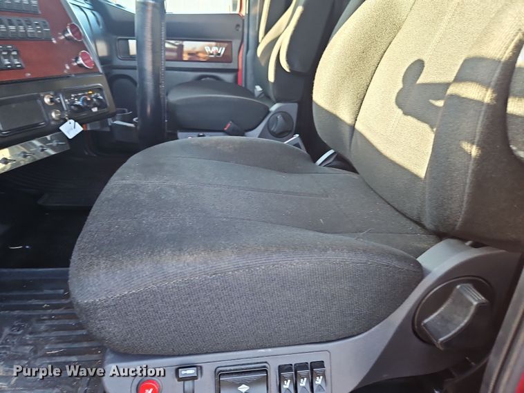 image for item NZ9112 2020 Western Star 4900EX  semi truck