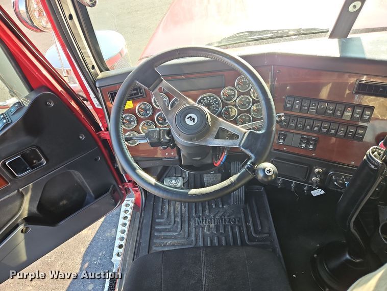 image for item NZ9112 2020 Western Star 4900EX  semi truck