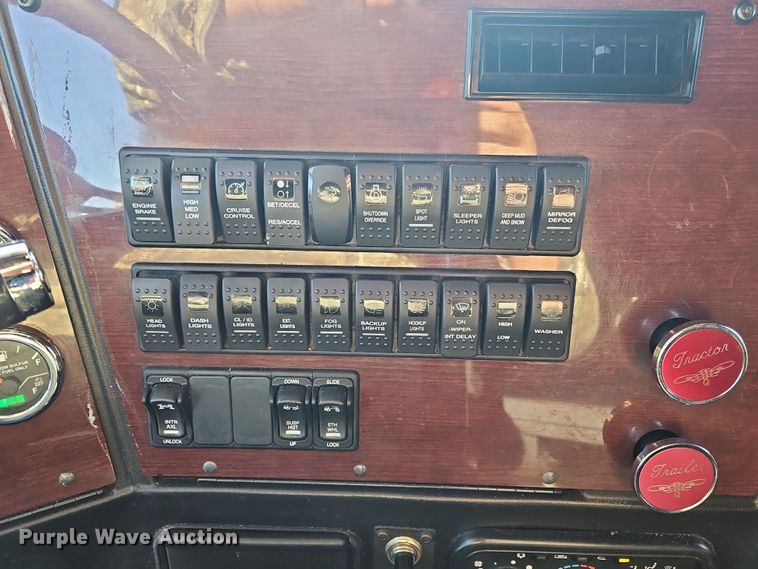 image for item NZ9112 2020 Western Star 4900EX  semi truck