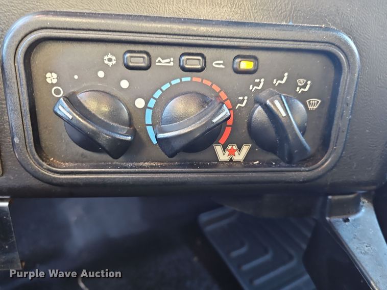 image for item NZ9112 2020 Western Star 4900EX  semi truck