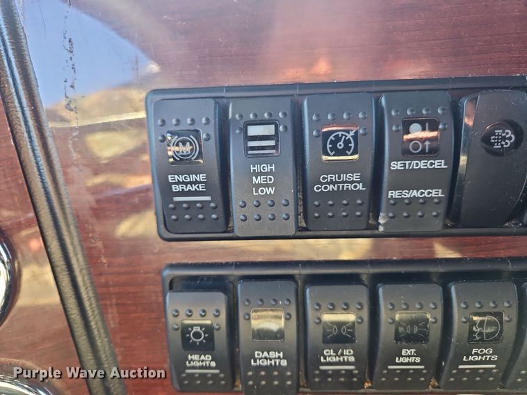 image for item NZ9112 2020 Western Star 4900EX  semi truck