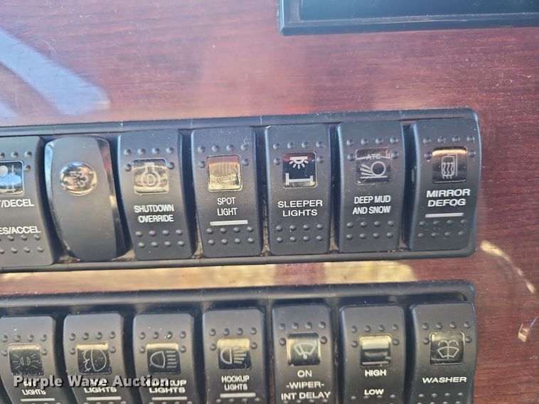 image for item NZ9112 2020 Western Star 4900EX  semi truck