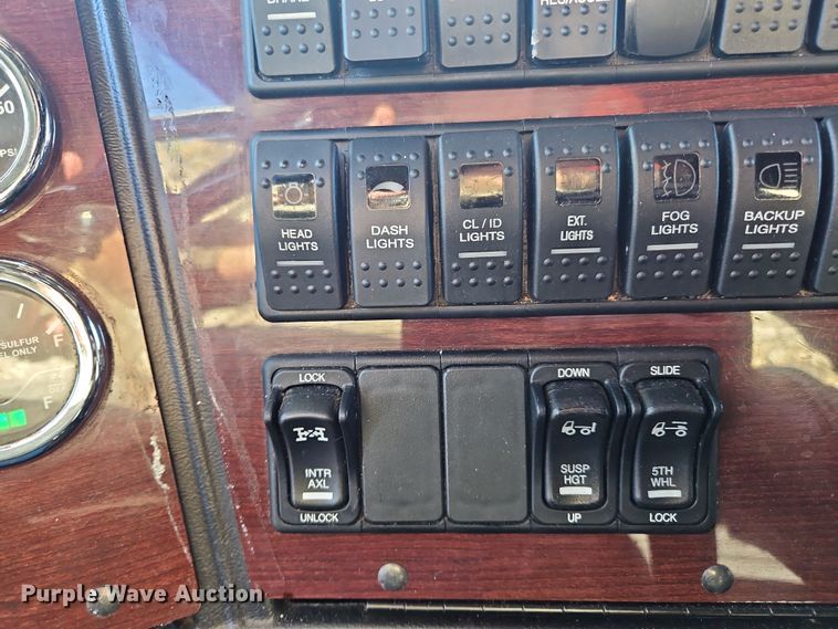 image for item NZ9112 2020 Western Star 4900EX  semi truck