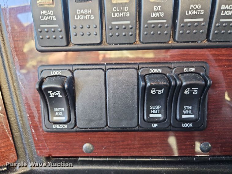 image for item NZ9112 2020 Western Star 4900EX  semi truck