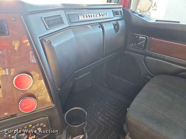 image for item NZ9112 2020 Western Star 4900EX  semi truck