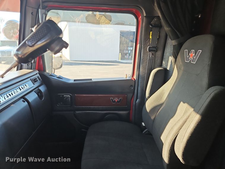 image for item NZ9112 2020 Western Star 4900EX  semi truck