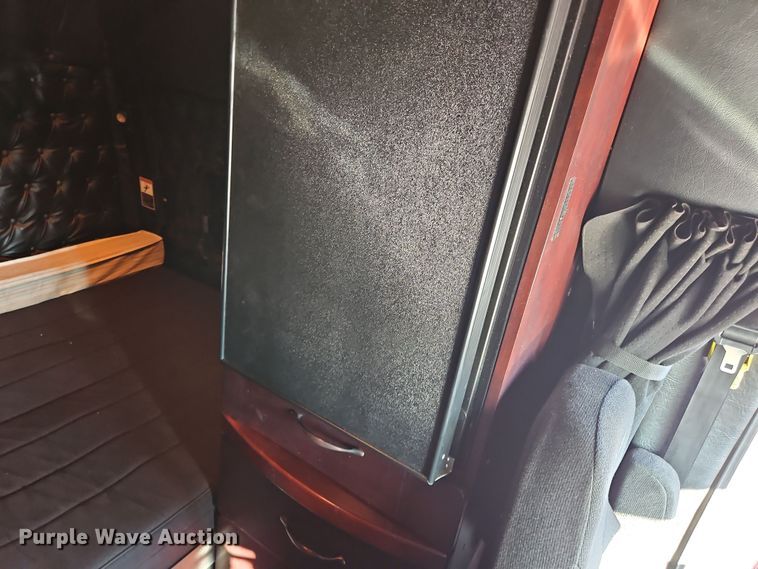 image for item NZ9112 2020 Western Star 4900EX  semi truck