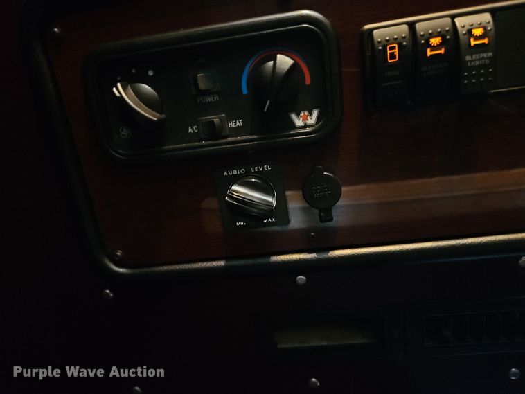 image for item NZ9112 2020 Western Star 4900EX  semi truck