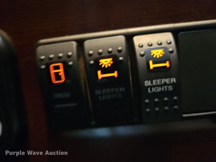 image for item NZ9112 2020 Western Star 4900EX  semi truck