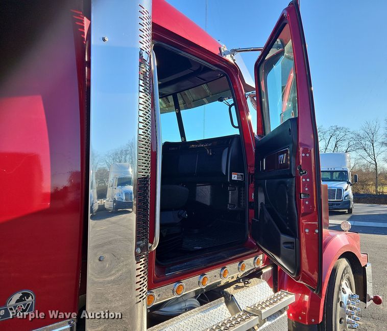 image for item NZ9112 2020 Western Star 4900EX  semi truck