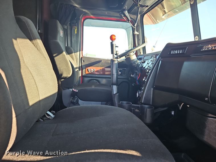 image for item NZ9112 2020 Western Star 4900EX  semi truck