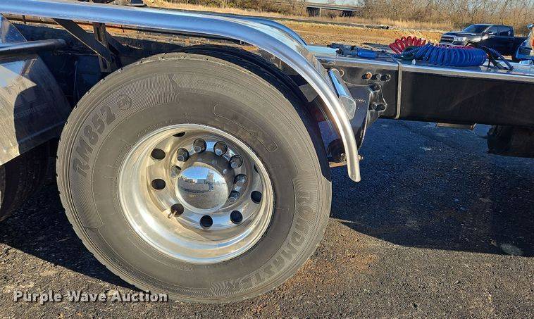 image for item NZ9112 2020 Western Star 4900EX  semi truck