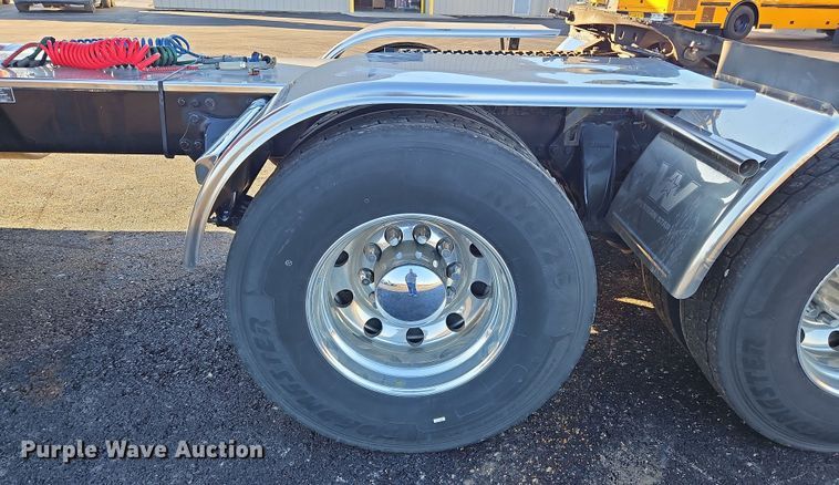 image for item NZ9112 2020 Western Star 4900EX  semi truck