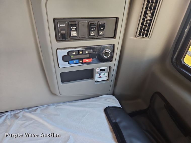 image for item NZ9118 2015 International ProStar  semi truck